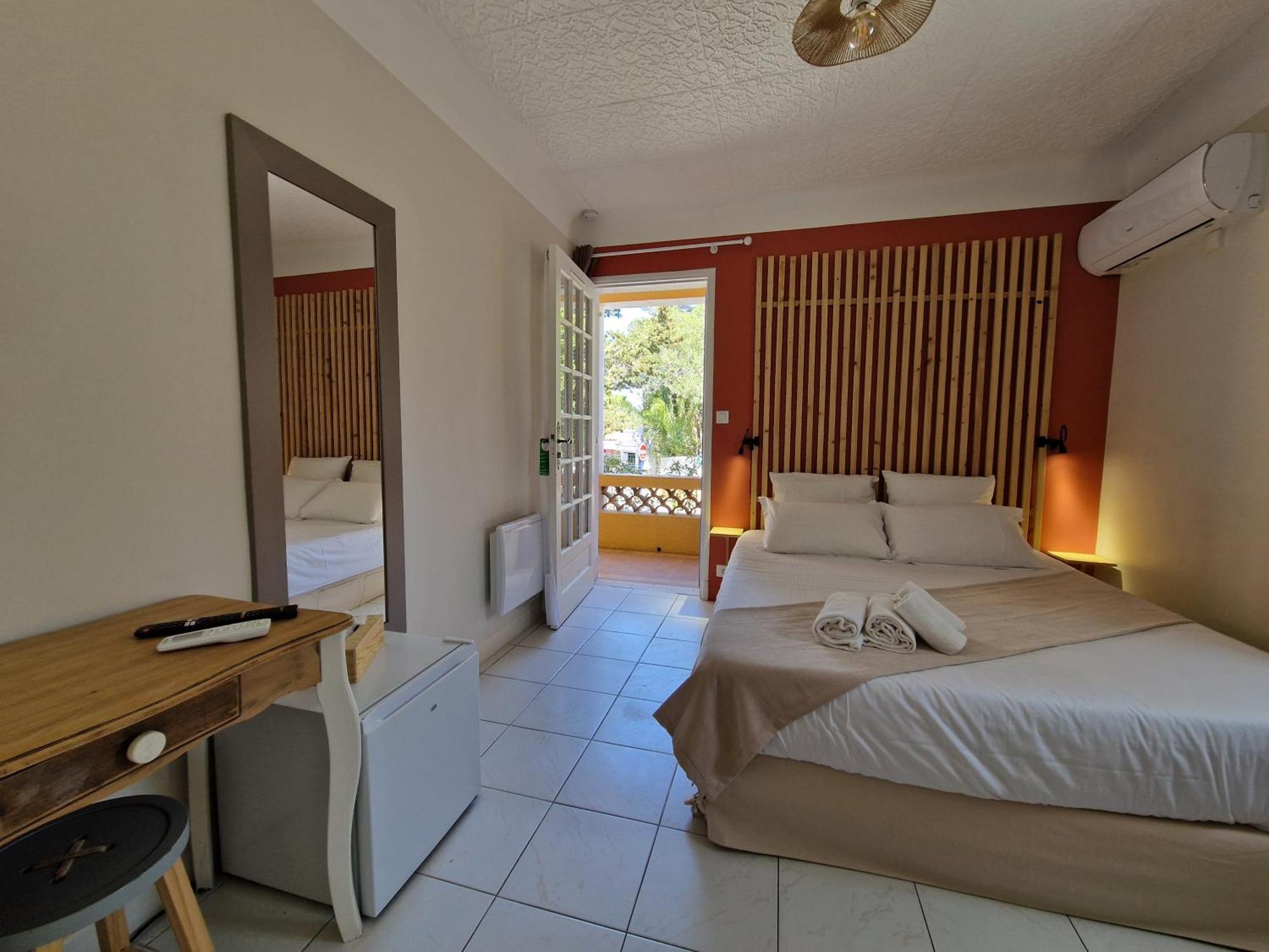 Hotel Le Cosy à Saint Aygulf Extérieur photo