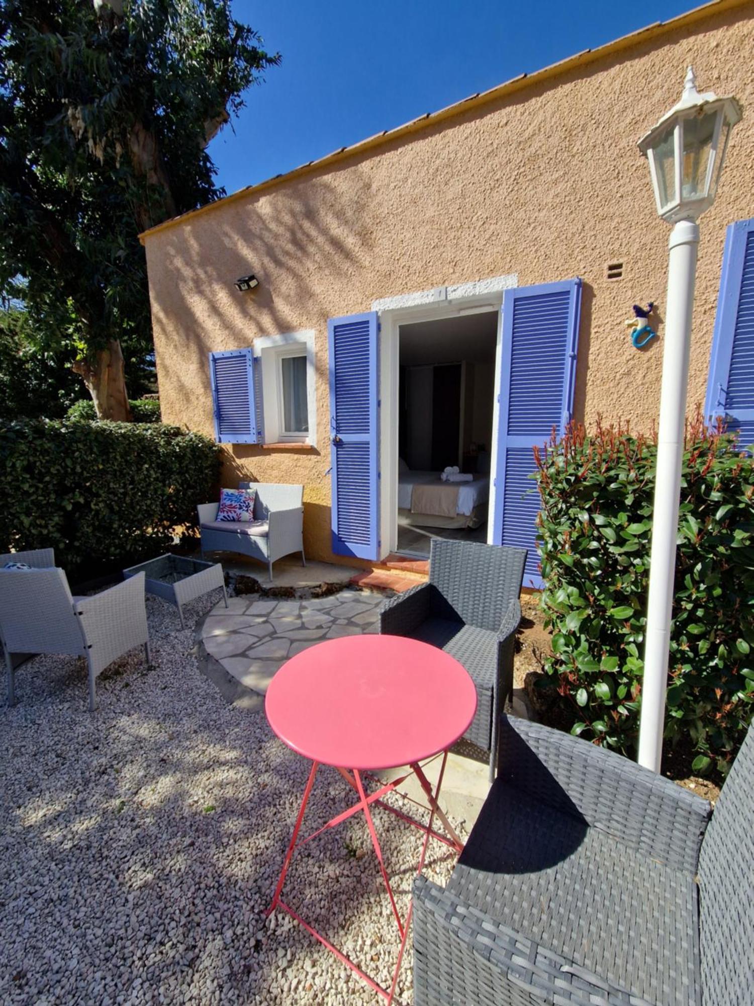 Hotel Le Cosy à Saint Aygulf Extérieur photo