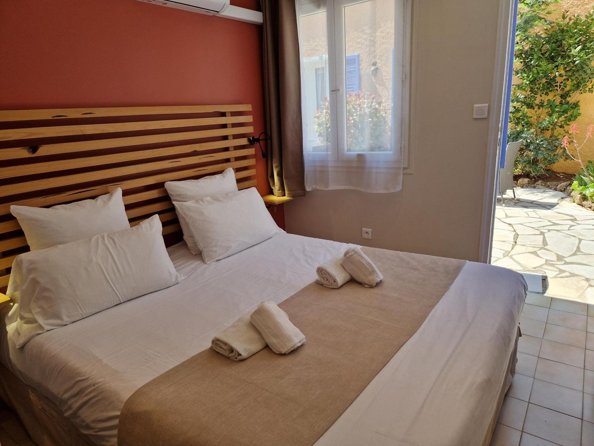 Hotel Le Cosy à Saint Aygulf Extérieur photo