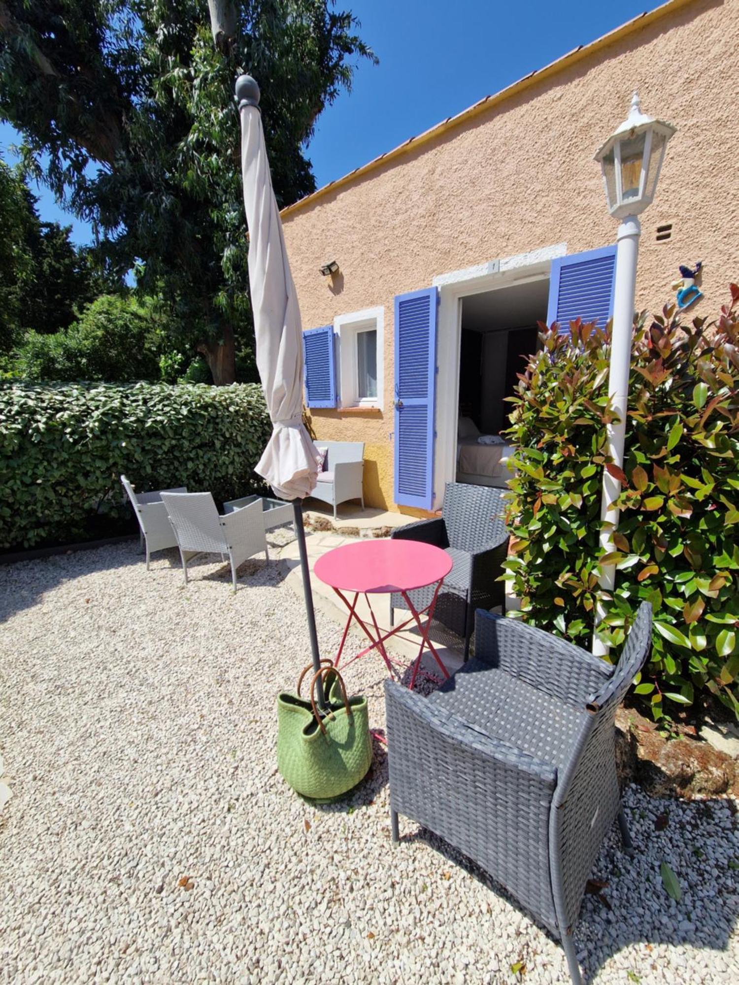Hotel Le Cosy à Saint Aygulf Extérieur photo
